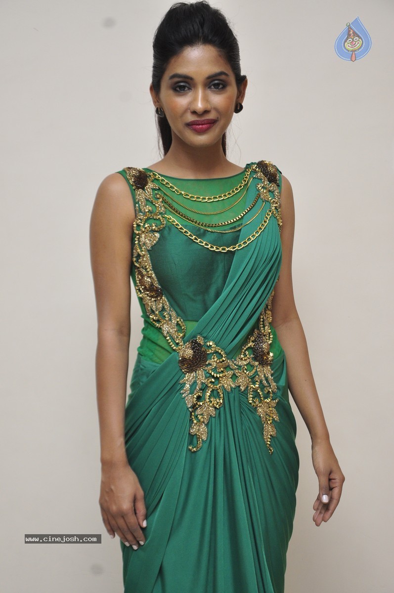 Anjali Patil Stills - 40 / 51 photos