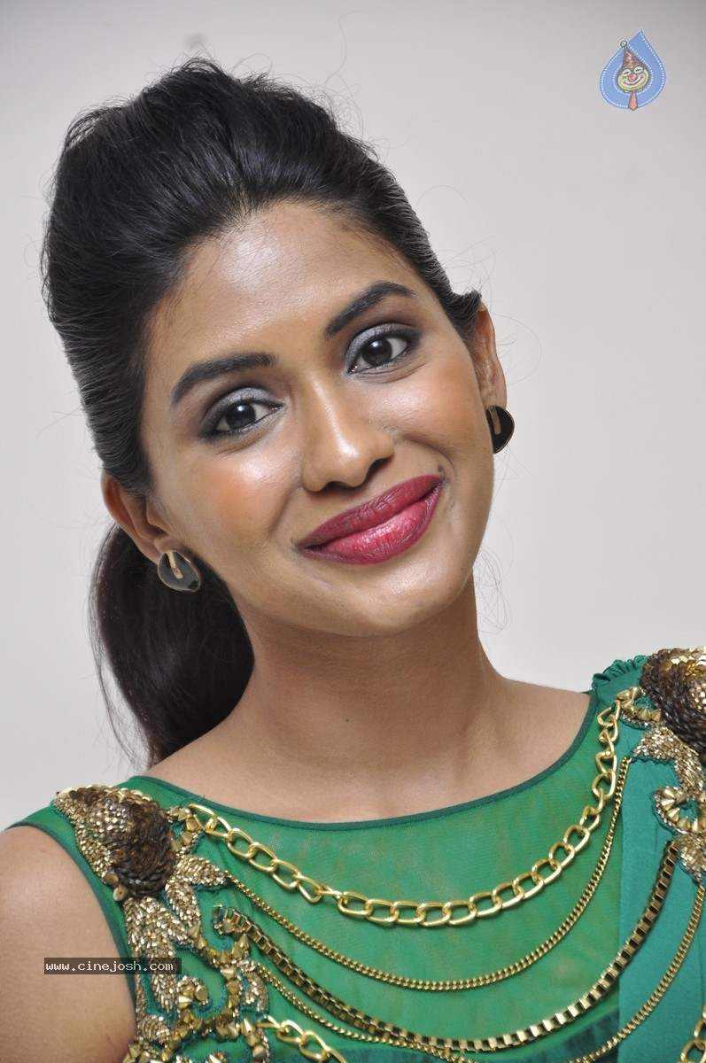 Anjali Patil Stills - 41 / 51 photos