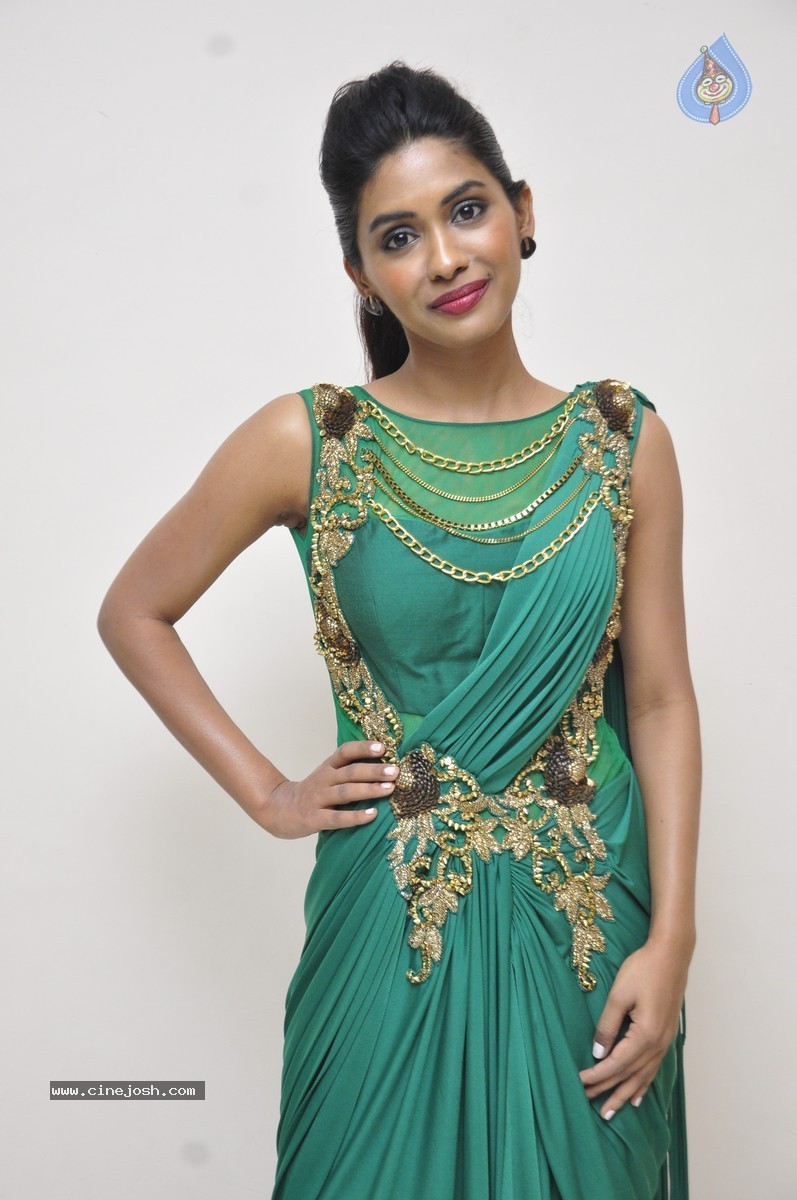 Anjali Patil Stills - 42 / 51 photos