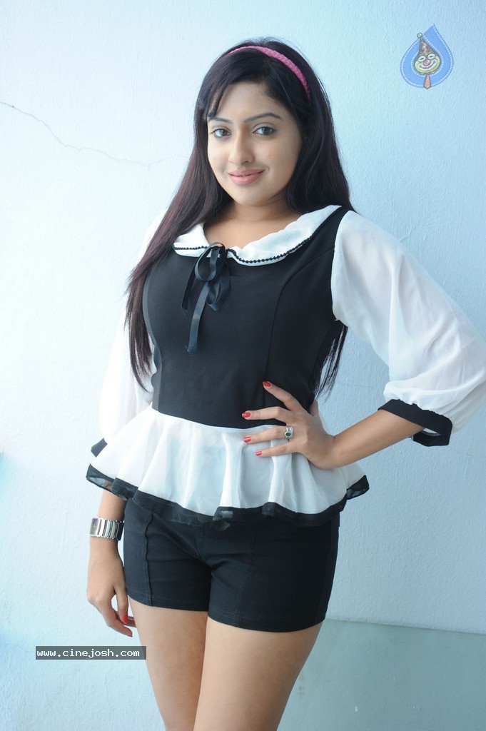 Anjana Deshpande Gallery - 19 / 79 photos