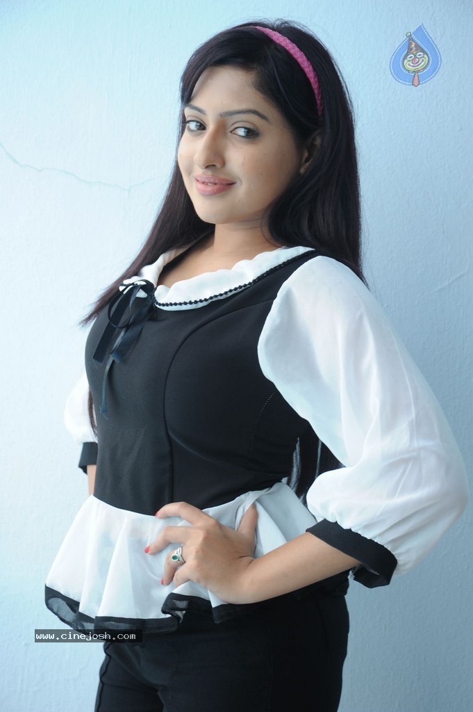 Anjana Deshpande Gallery - 77 / 79 photos