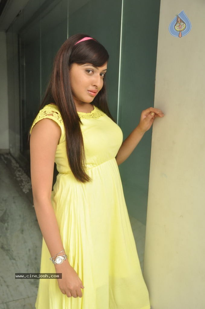 Anjana Deshpande Stills - 18 / 69 photos