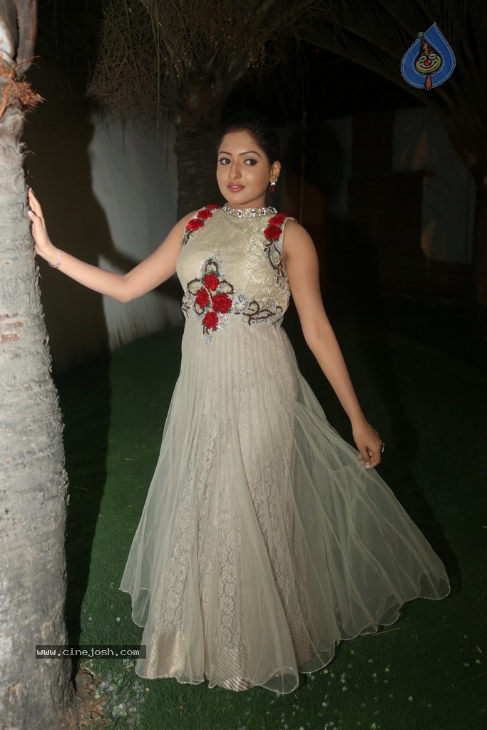 Anjana Deshpande Stills - 26 / 39 photos