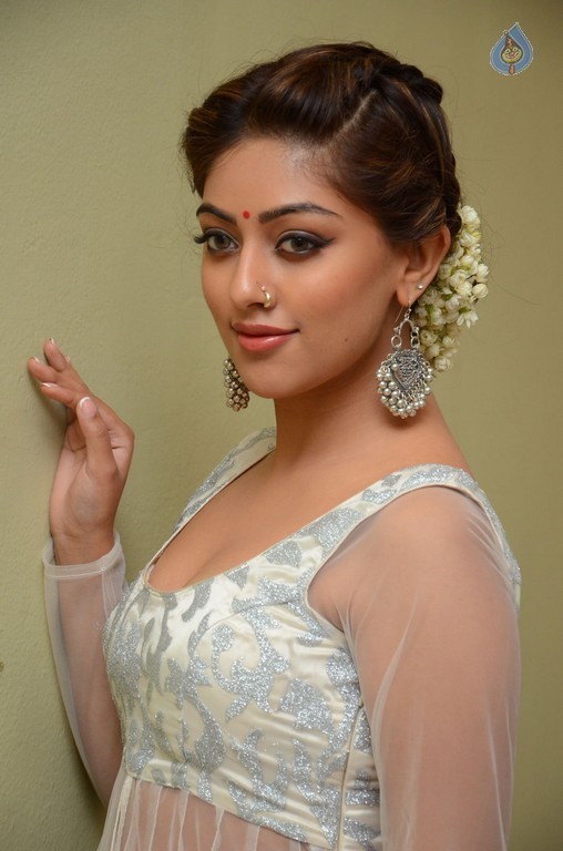 Anu Emmanuel Pics - 5 / 58 photos