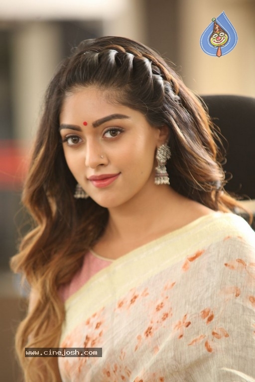 Anu Emmanuel Pictures - 4 / 37 photos