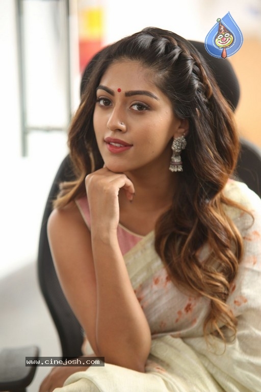 Anu Emmanuel Pictures - 10 / 37 photos