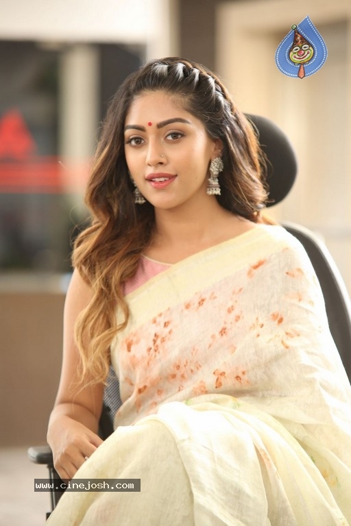 Anu Emmanuel Pictures - 13 / 37 photos