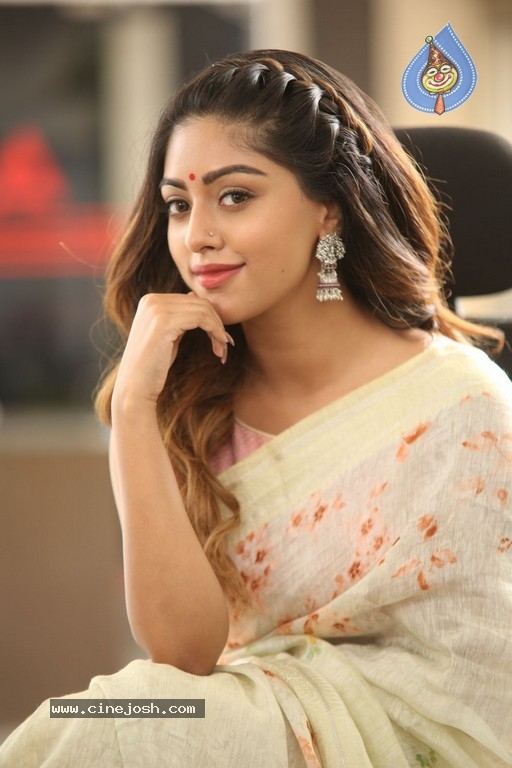 Anu Emmanuel Pictures - 15 / 37 photos