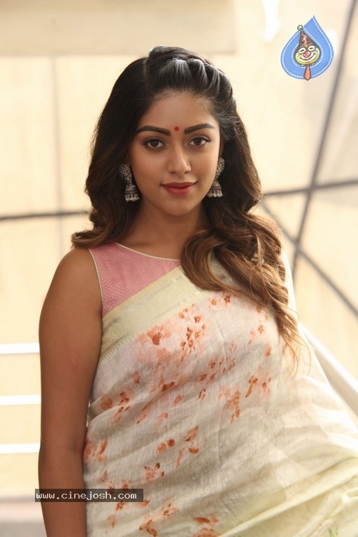 Anu Emmanuel Pictures - 16 / 37 photos