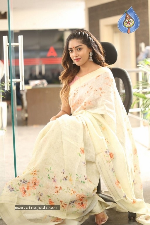 Anu Emmanuel Pictures - 19 / 37 photos