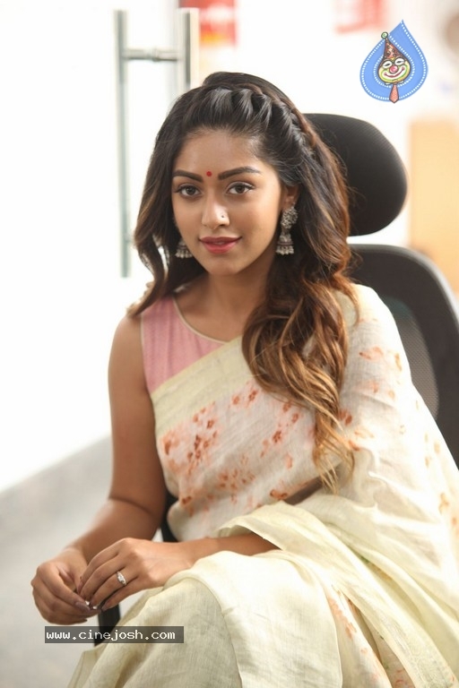 Anu Emmanuel Pictures - 20 / 37 photos