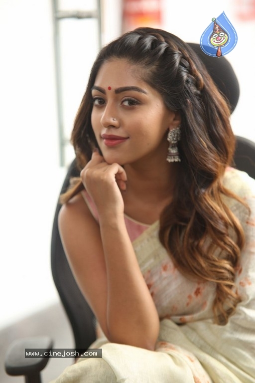 Anu Emmanuel Pictures - 27 / 37 photos