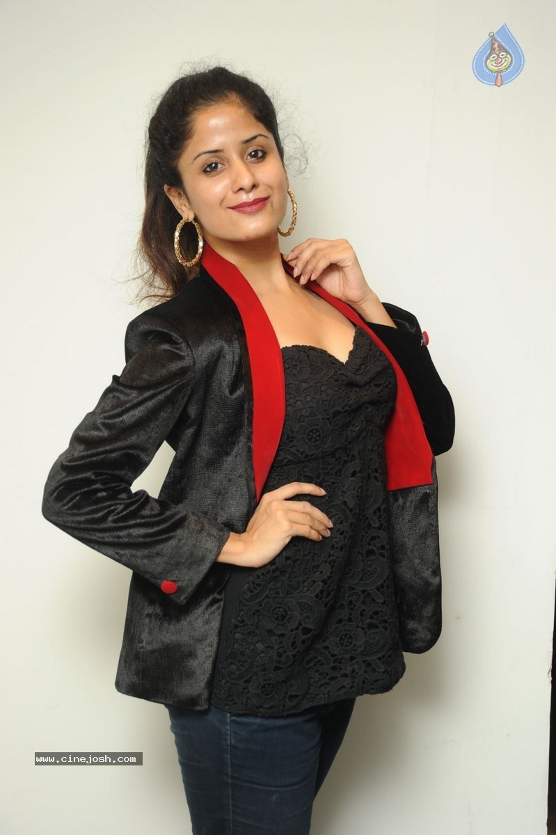 Anukriti New Pics - 28 / 78 photos