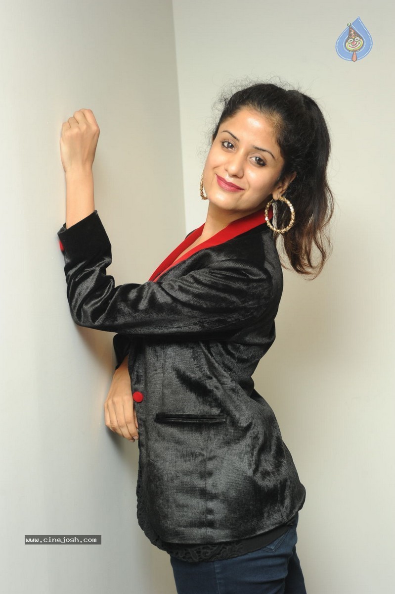 Anukriti New Pics - 63 / 78 photos