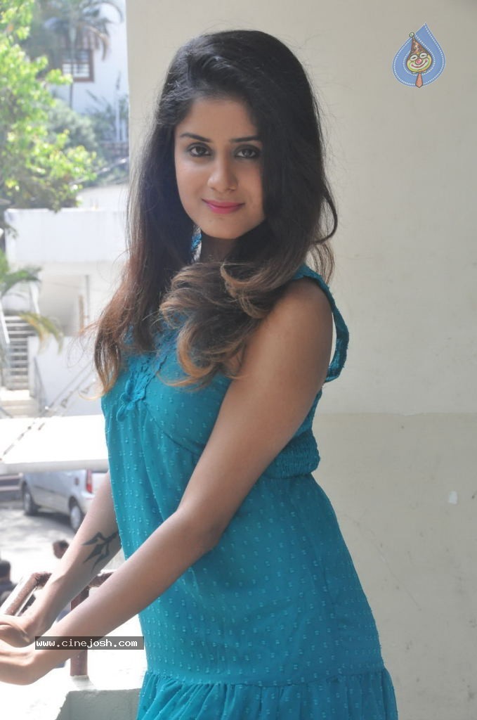 Anukriti Stills - 17 / 53 photos