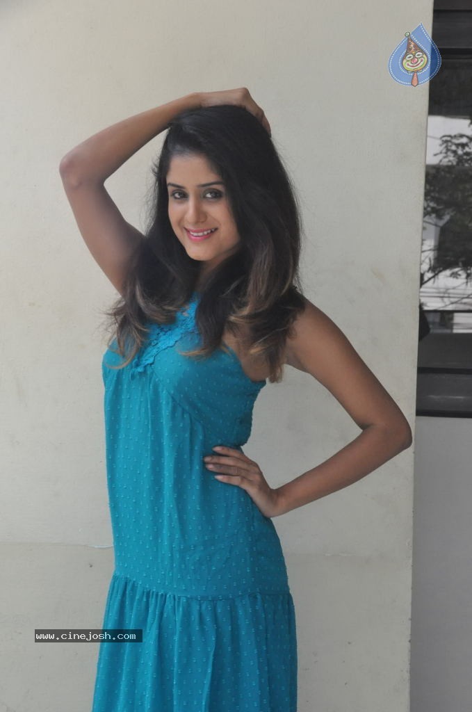 Anukriti Stills - 28 / 53 photos