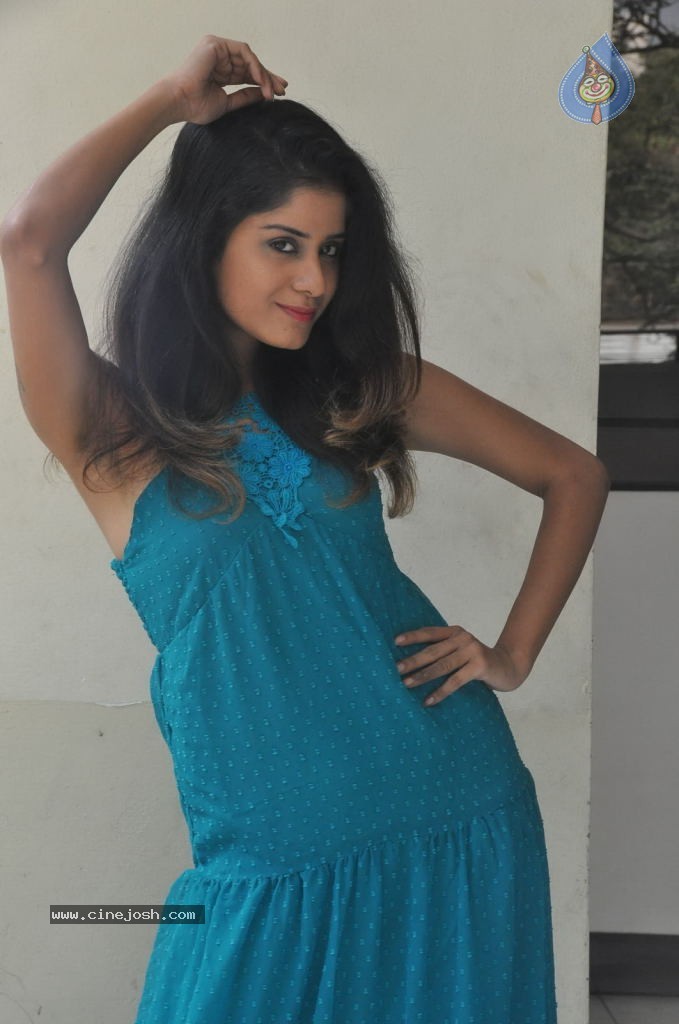 Anukriti Stills - 34 / 53 photos