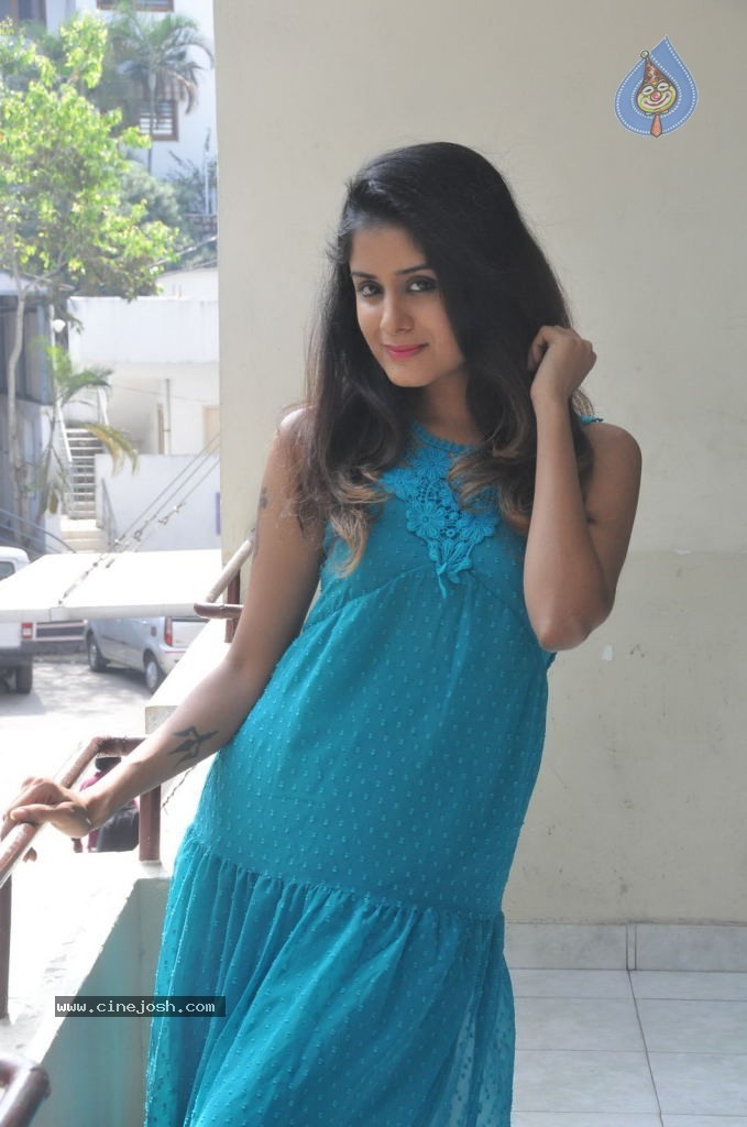 Anukriti Stills - 37 / 53 photos