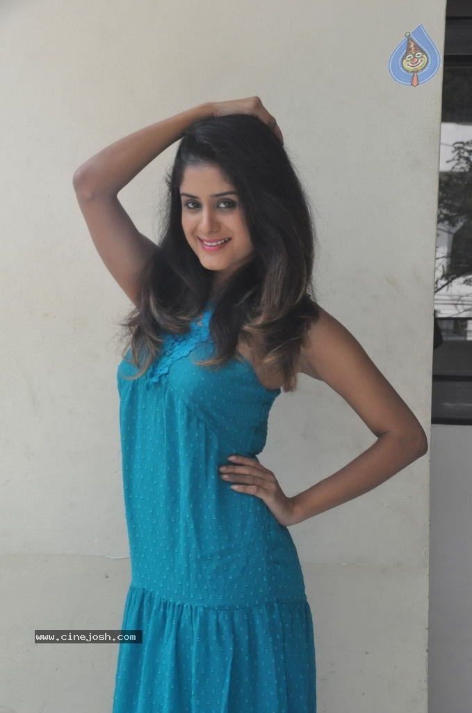 Anukriti Stills - 38 / 53 photos