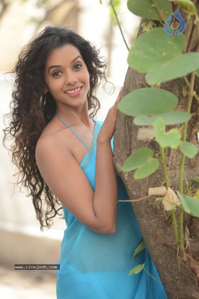 Anupriya Hot Stills - 20 / 119 photos