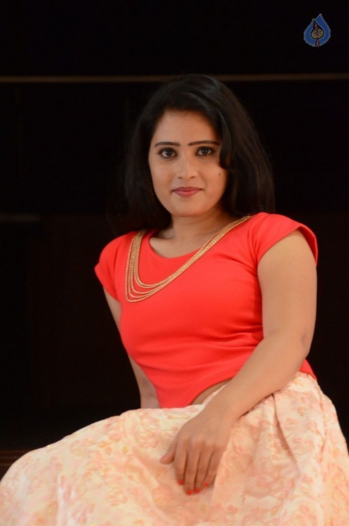 Anusha New Pics - 5 / 39 photos