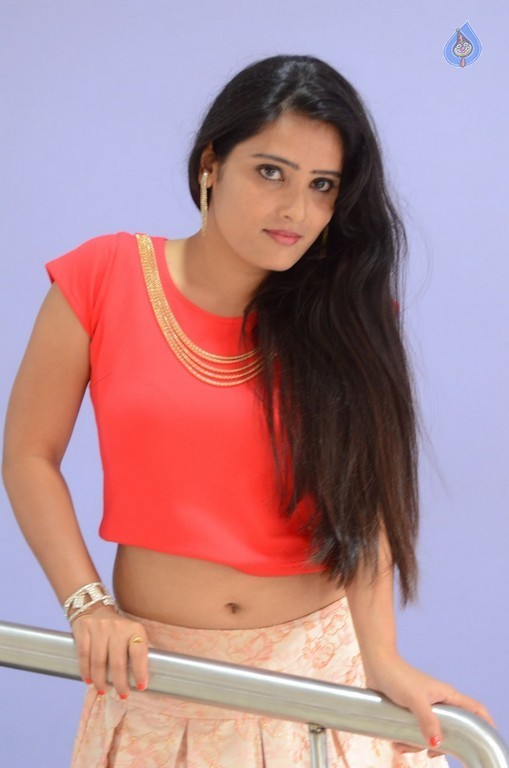 Anusha New Pics - 8 / 39 photos