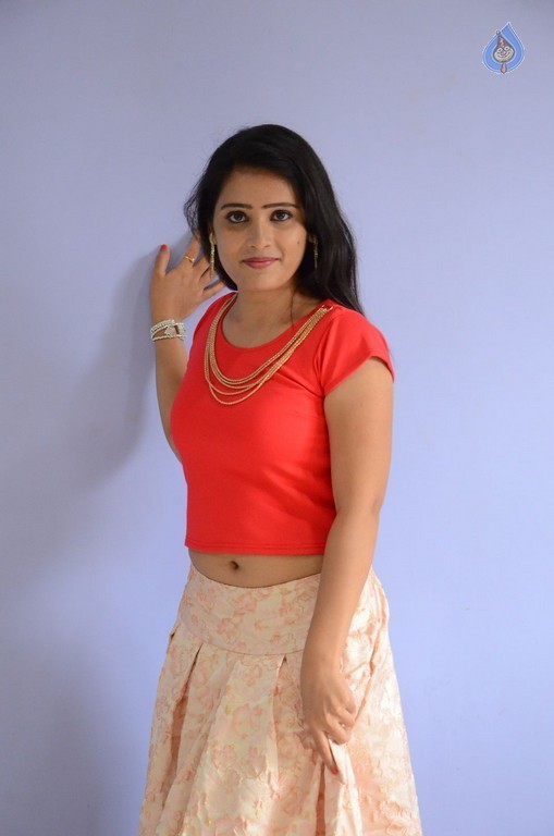 Anusha New Pics - 9 / 39 photos