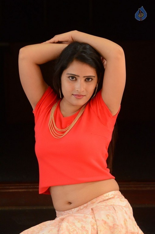 Anusha New Pics - 10 / 39 photos