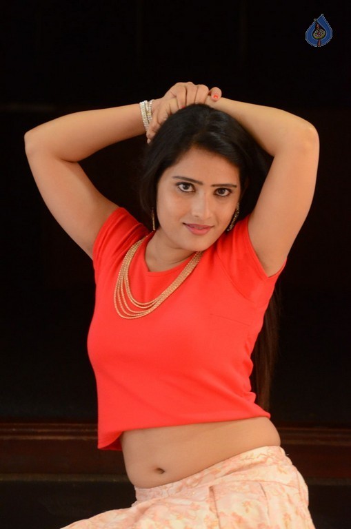 Anusha New Pics - 11 / 39 photos