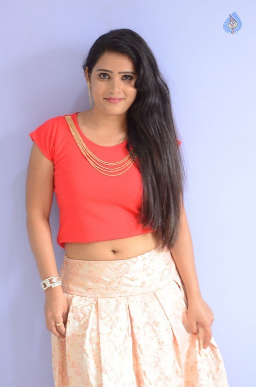 Anusha New Pics - 12 / 39 photos