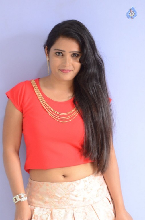 Anusha New Pics - 13 / 39 photos