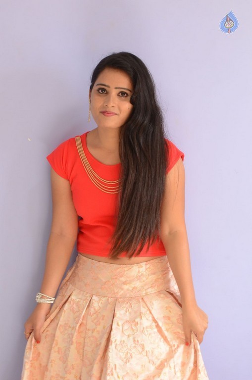 Anusha New Pics - 14 / 39 photos