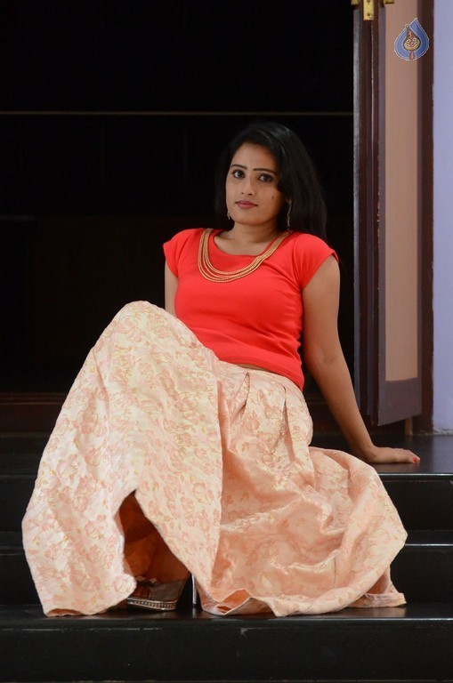 Anusha New Pics - 19 / 39 photos