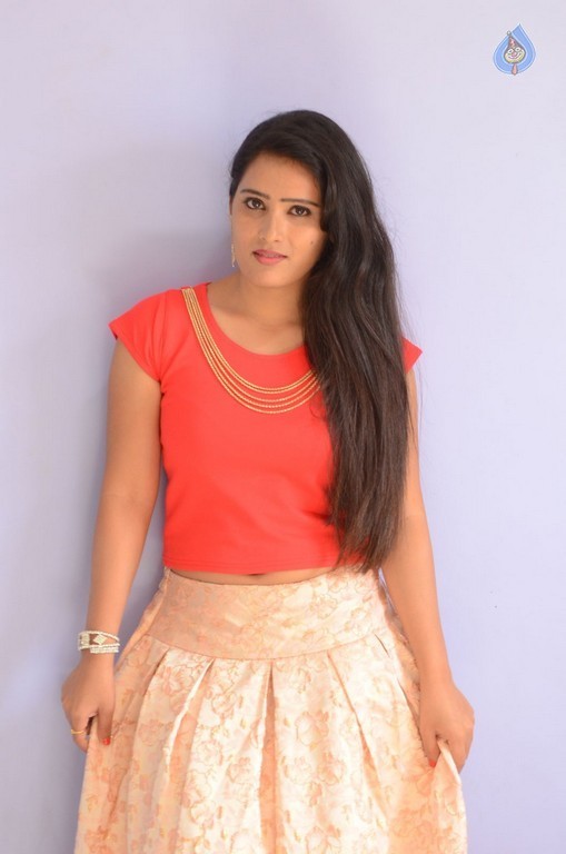 Anusha New Pics - 20 / 39 photos