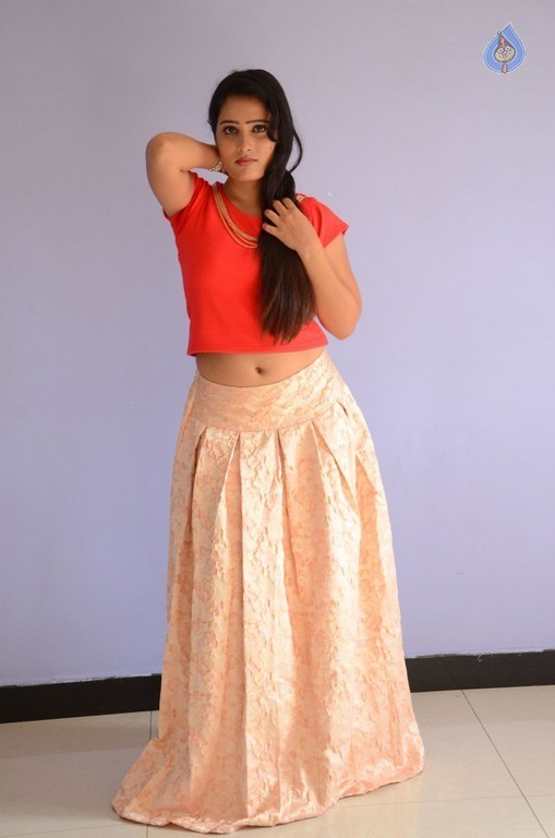 Anusha New Pics - 21 / 39 photos