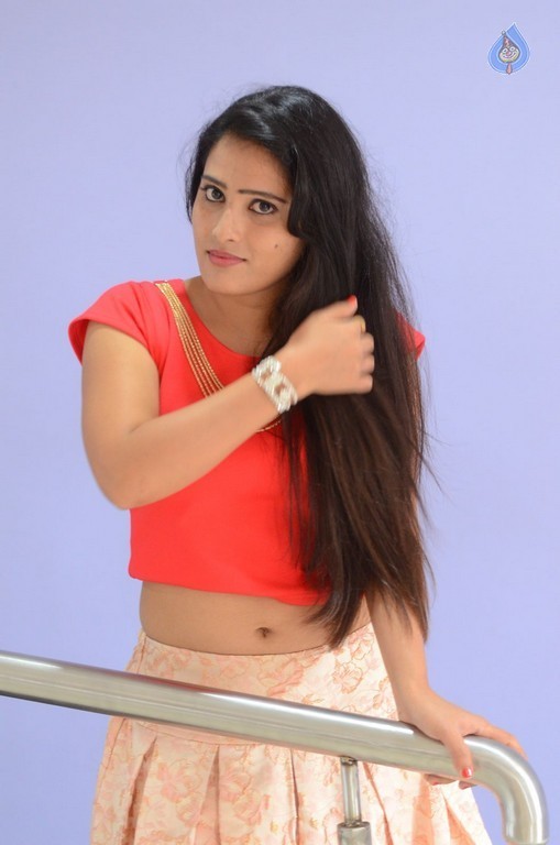 Anusha New Pics - 22 / 39 photos