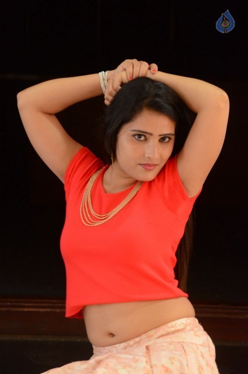 Anusha New Pics - 26 / 39 photos