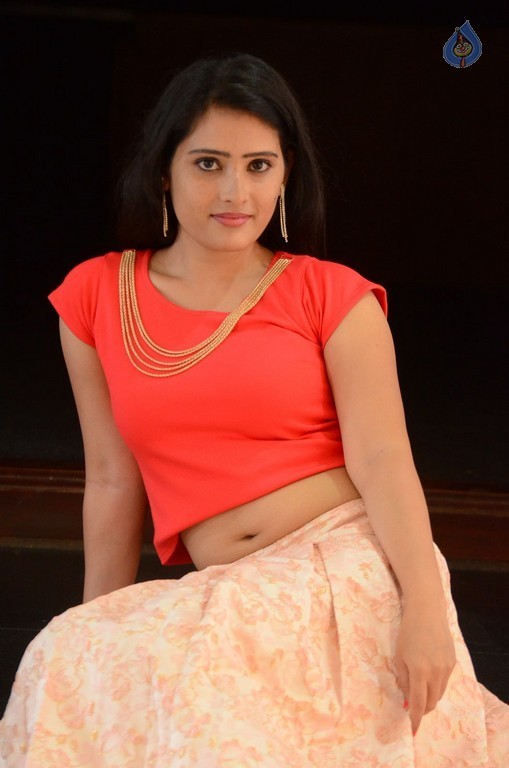 Anusha New Pics - 28 / 39 photos