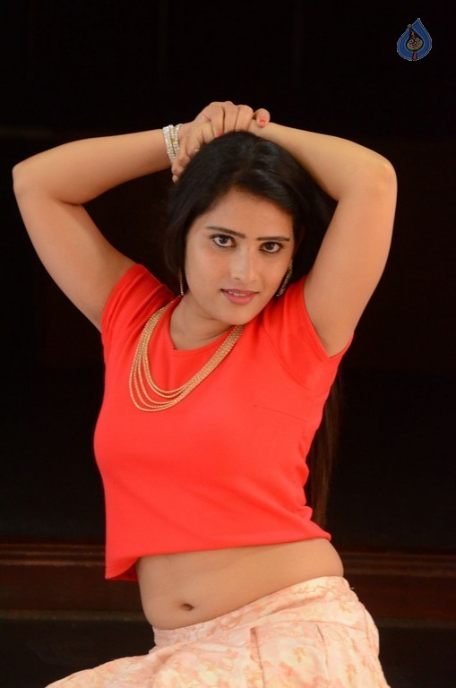 Anusha New Pics - 32 / 39 photos