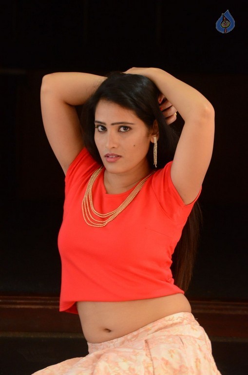 Anusha New Pics - 33 / 39 photos