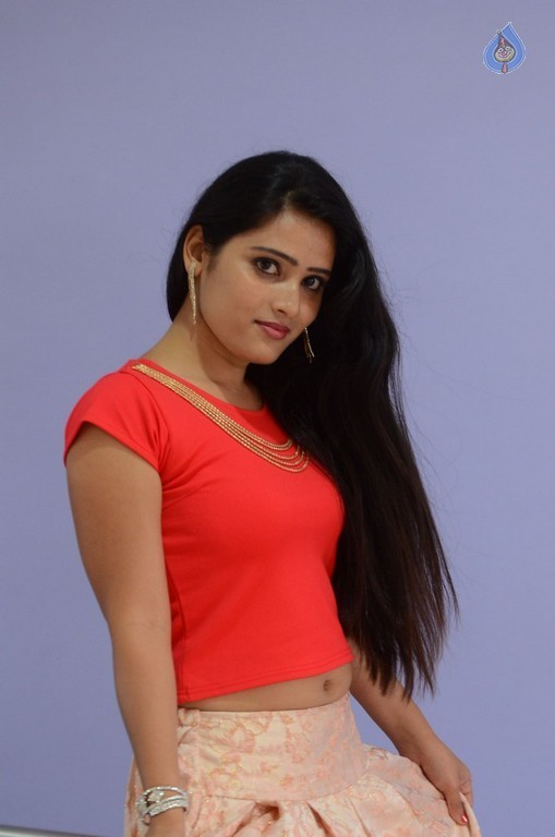 Anusha New Pics - 35 / 39 photos