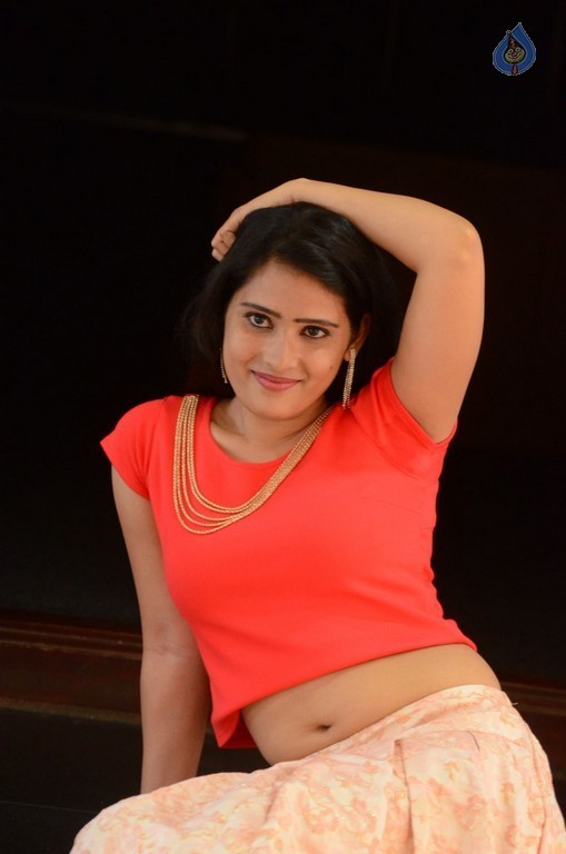 Anusha New Pics - 37 / 39 photos