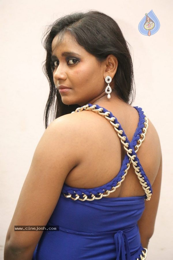 Anusha New Stills - 13 / 60 photos