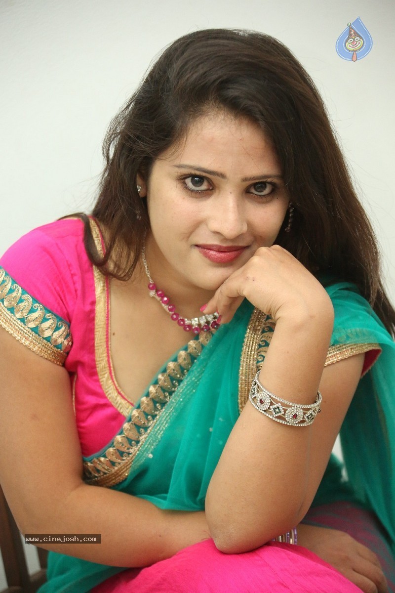 Anusha New Stills - 28 / 184 photos