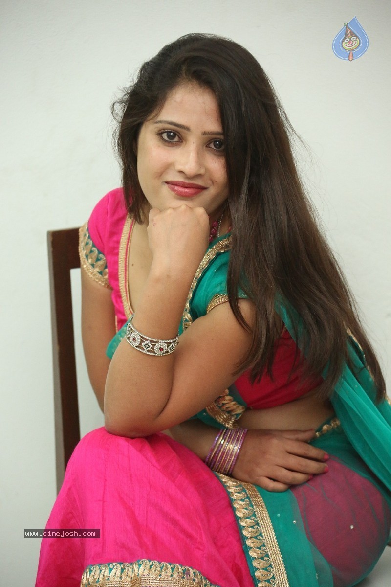 Anusha New Stills - 43 / 184 photos