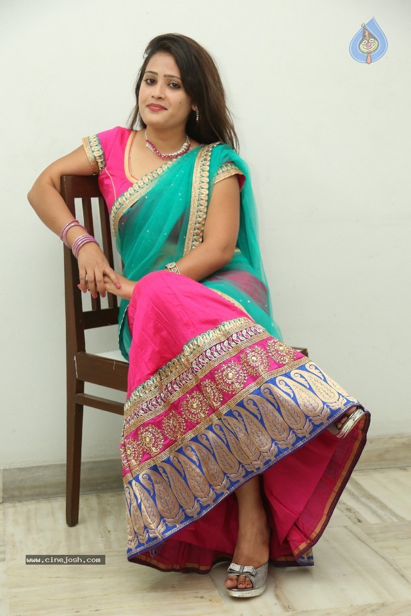 Anusha New Stills - 71 / 184 photos