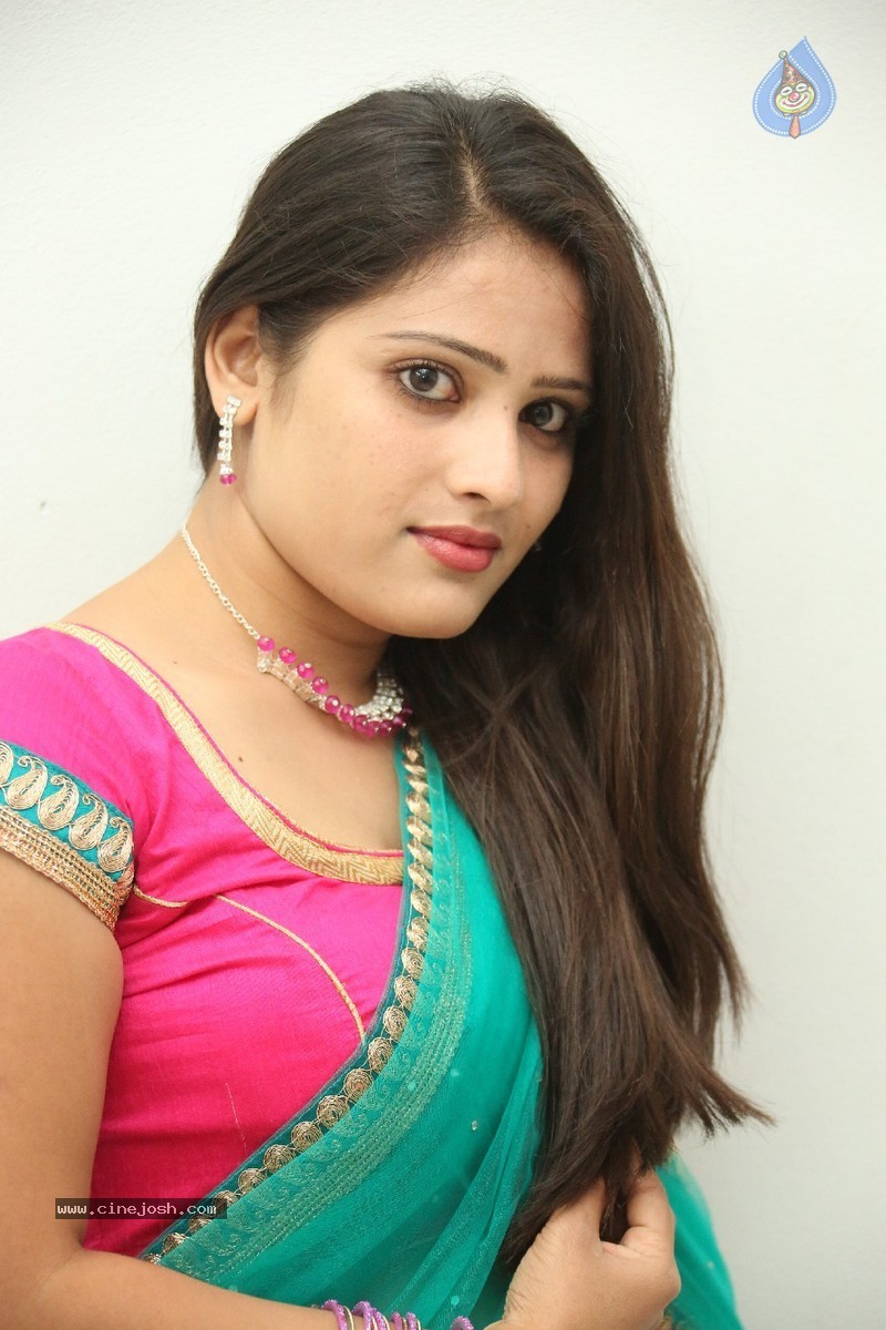 Anusha New Stills - 87 / 184 photos