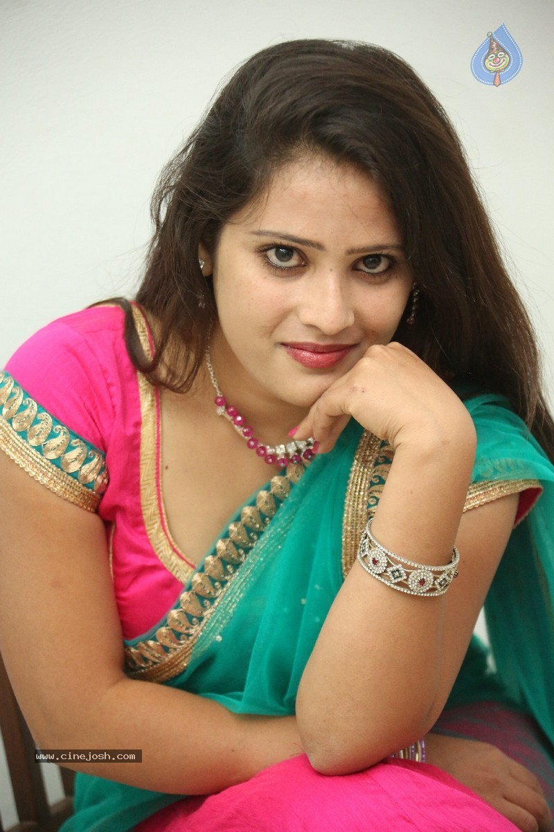 Anusha New Stills - 105 / 184 photos