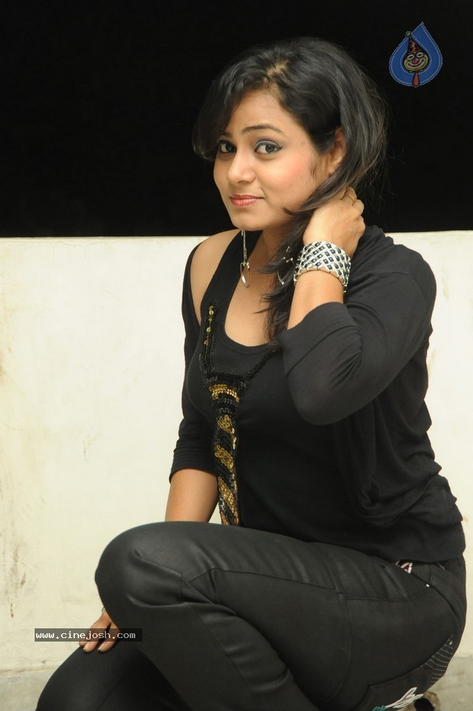 Anusha Stills - 1 / 76 photos