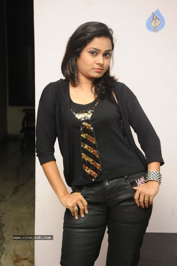 Anusha Stills - 21 / 76 photos